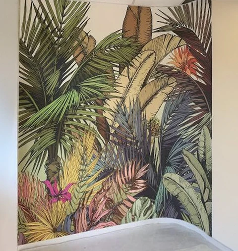 Intérieur moderne avec papier peint tropical luxuriant couvrant un mur entier