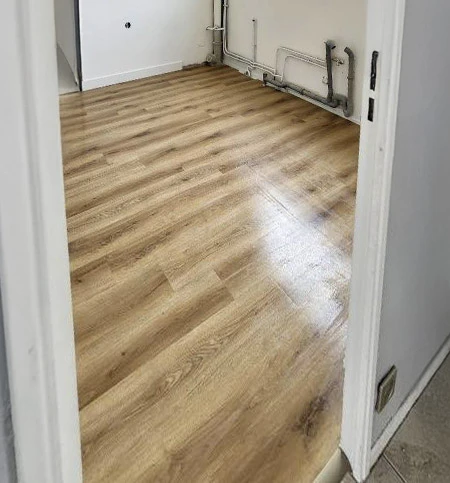 Intérieur résidentiel avec parquet en bois clair nouvellement posé, motif à chevrons