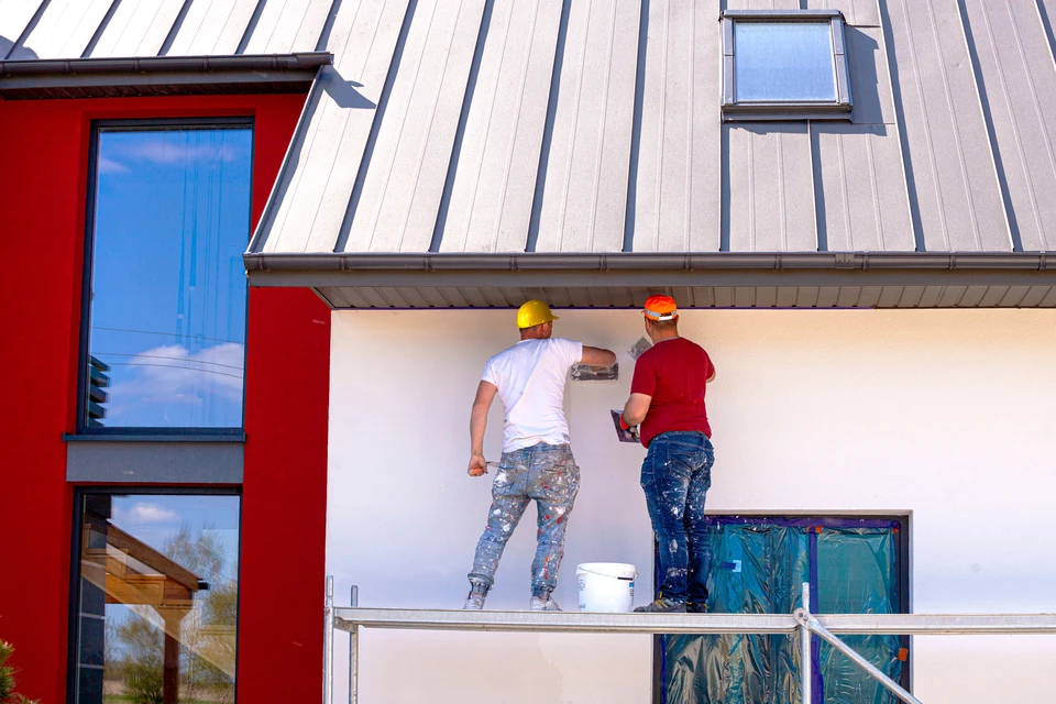 Façade d'immeuble moderne vue en contre-plongée sous ciel bleu