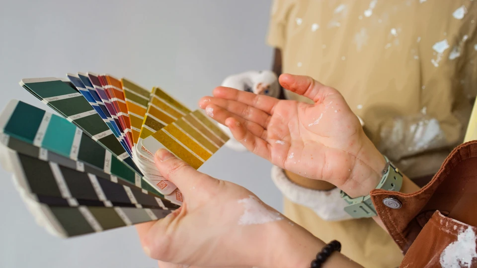 Peintre de maison professionnel peignant l'armature et les éclats d'une maison
